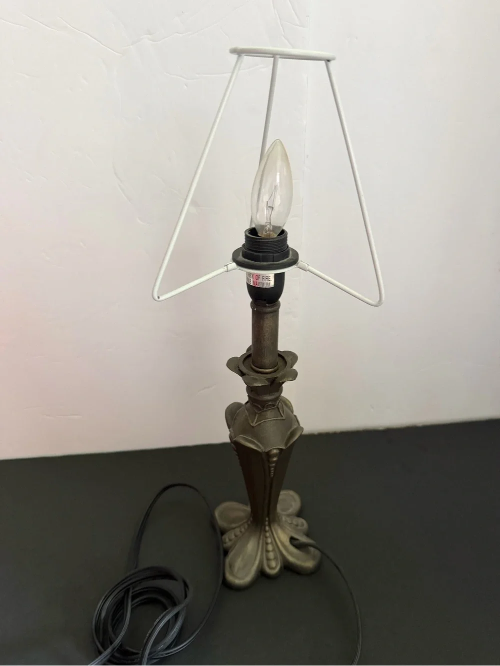 Red Hat Velvet Lamp with Rose Accent H-16,5”